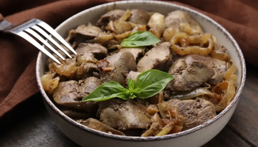 Co pasuje do smażonej wątróbki? Odkryj najlepsze dodatki i smaki